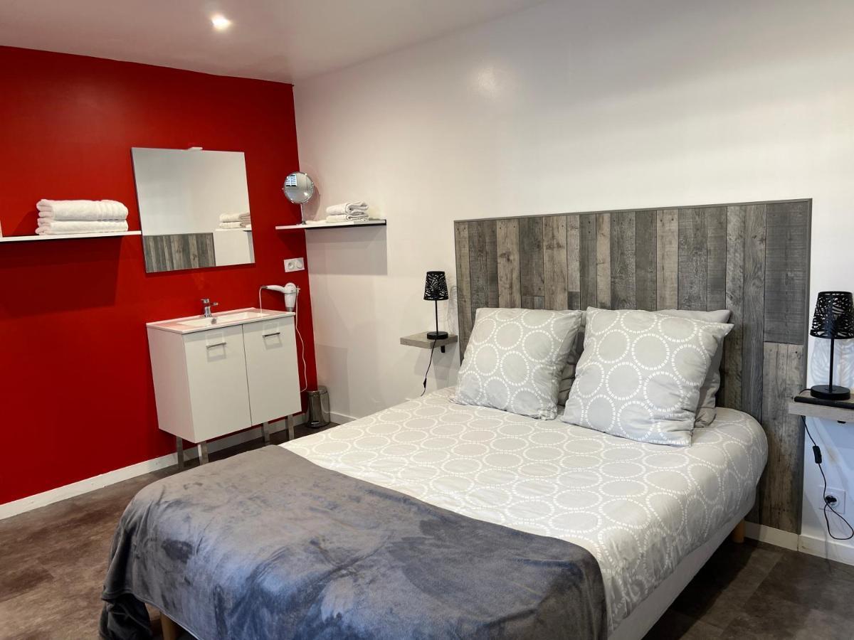 Aux Charmes 1 Bed & Breakfast Isques Exterior photo