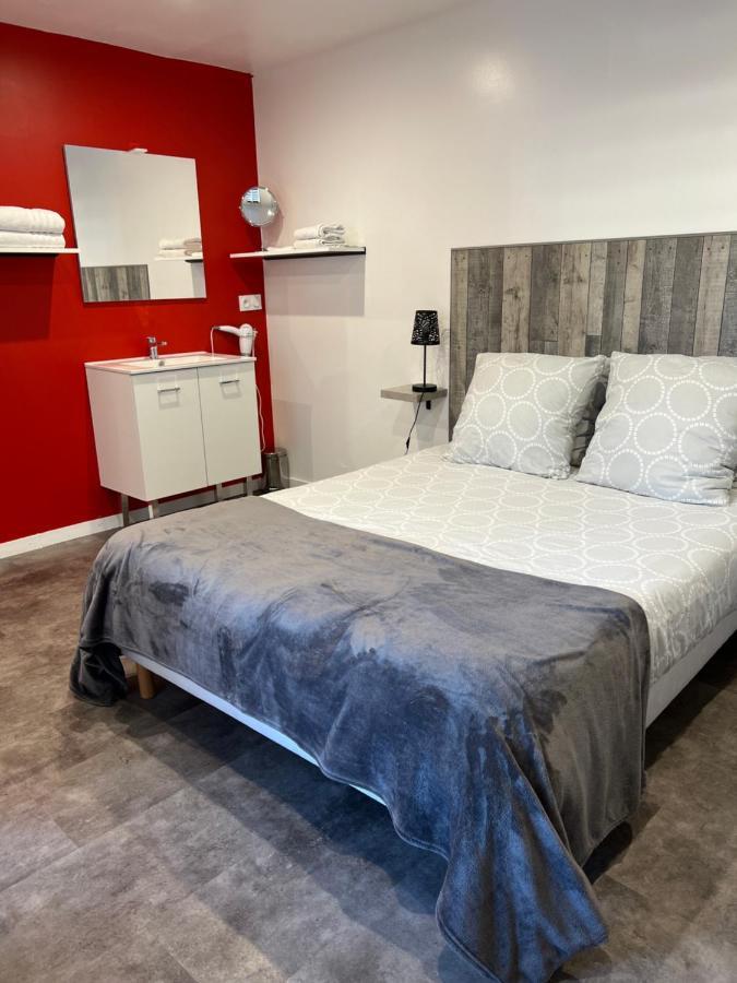 Aux Charmes 1 Bed & Breakfast Isques Exterior photo