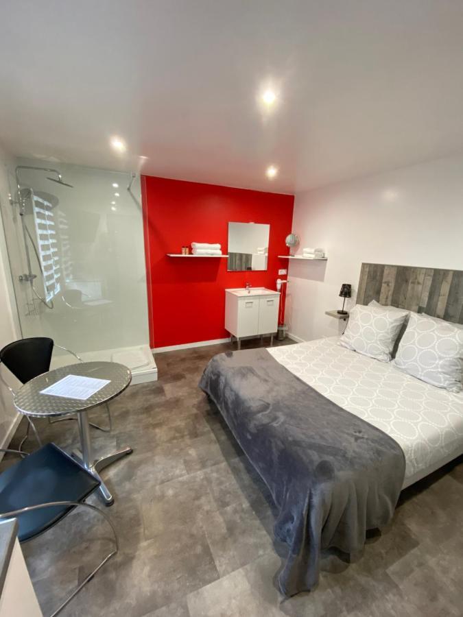 Aux Charmes 1 Bed & Breakfast Isques Exterior photo